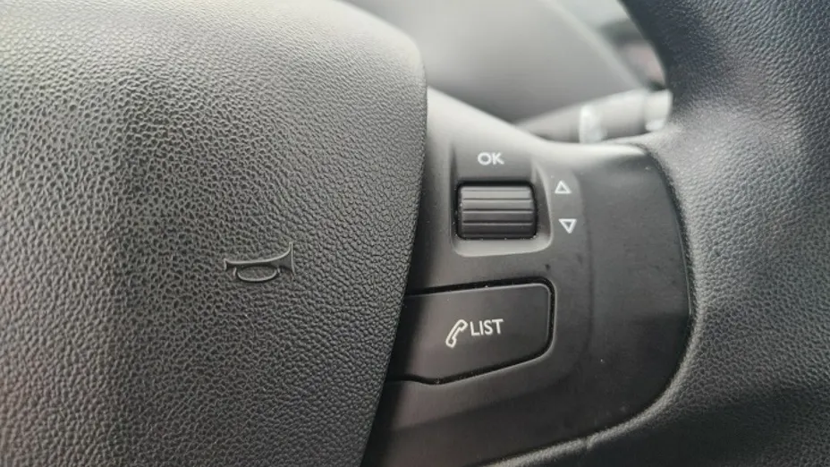 PEUGEOT 208 -