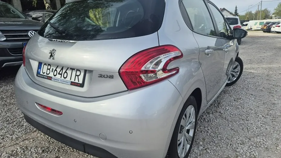 PEUGEOT 208 -