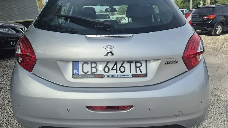PEUGEOT 208 -