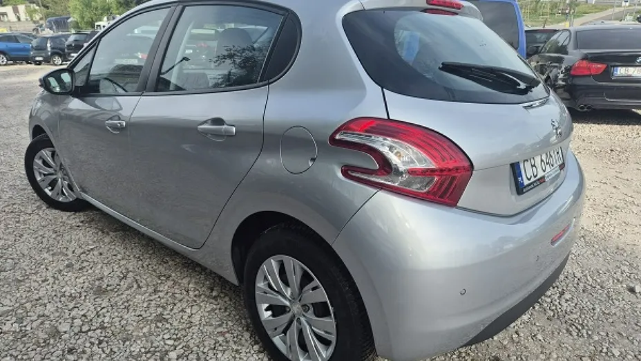 PEUGEOT 208 -