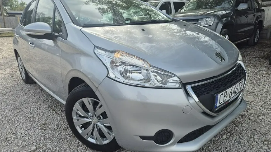 PEUGEOT 208 -
