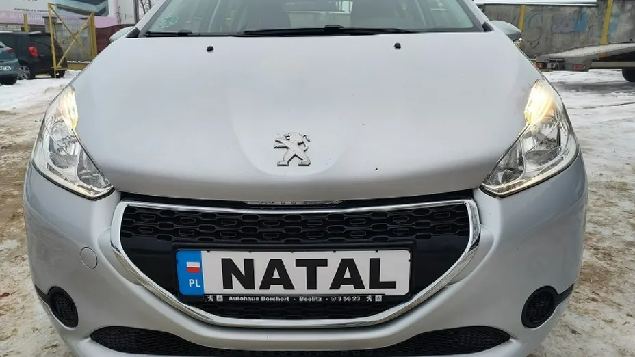 PEUGEOT 208 -