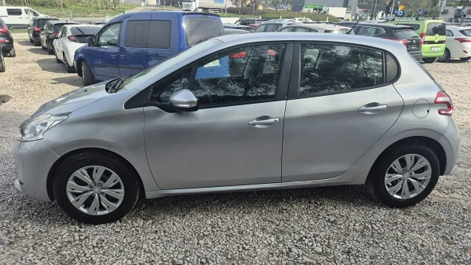 PEUGEOT 208 -