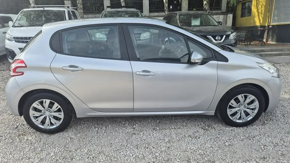 PEUGEOT 208 -