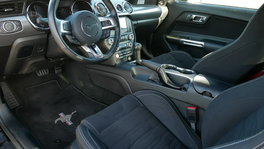 FORD Mustang -