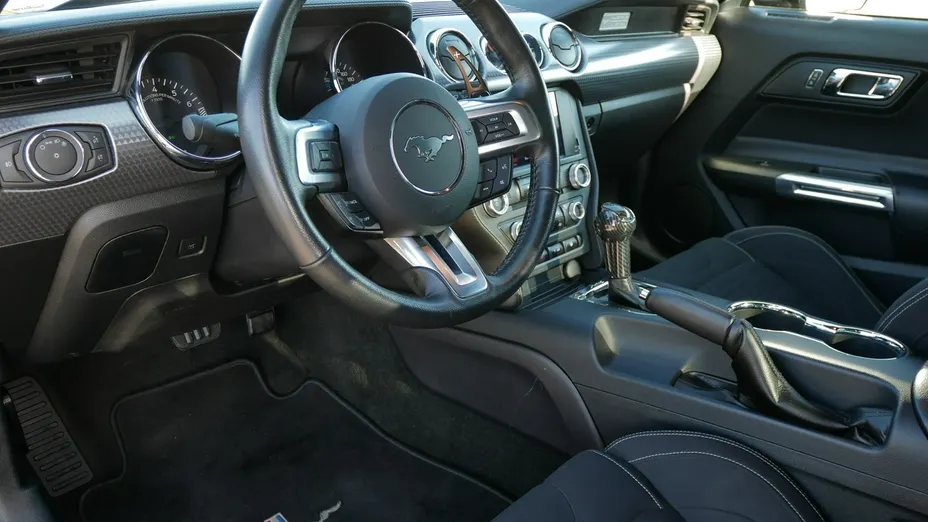 FORD Mustang -