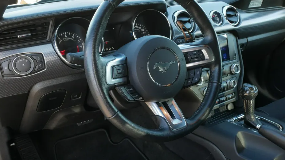 FORD Mustang -