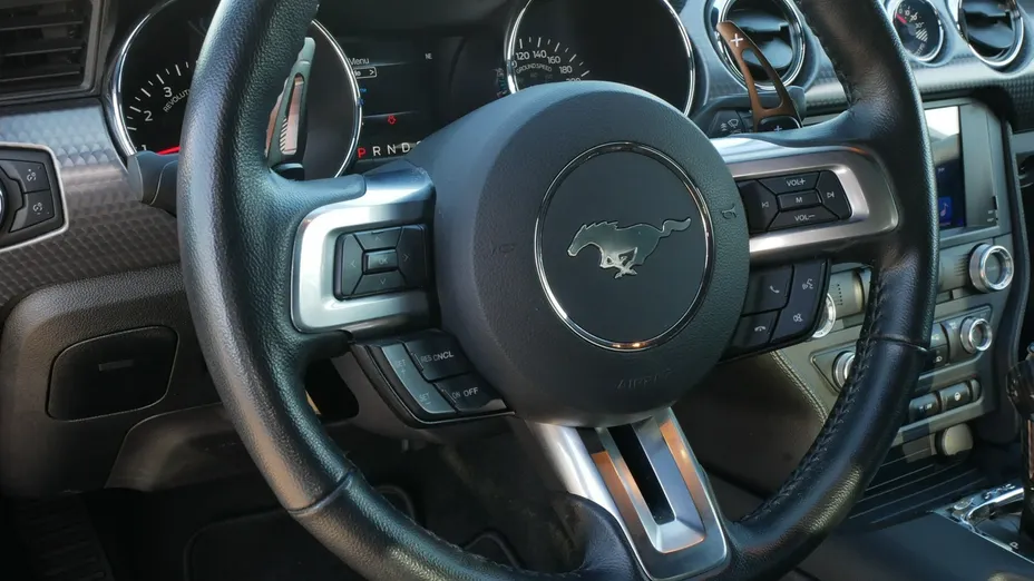FORD Mustang -