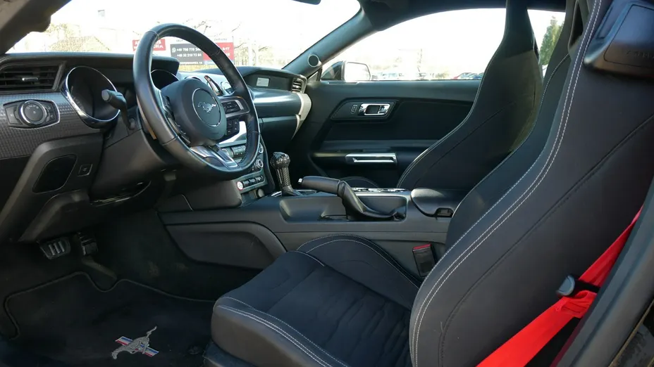 FORD Mustang -