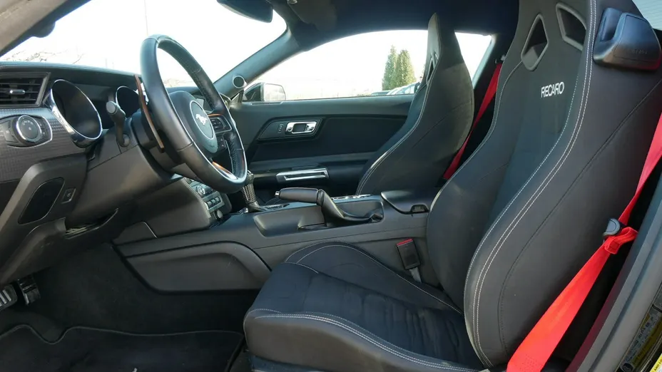 FORD Mustang -