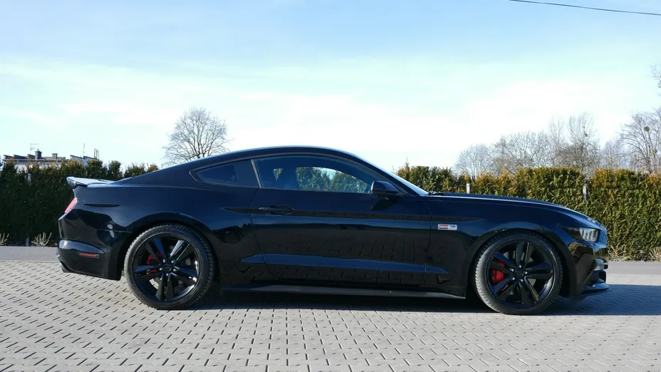 FORD Mustang -