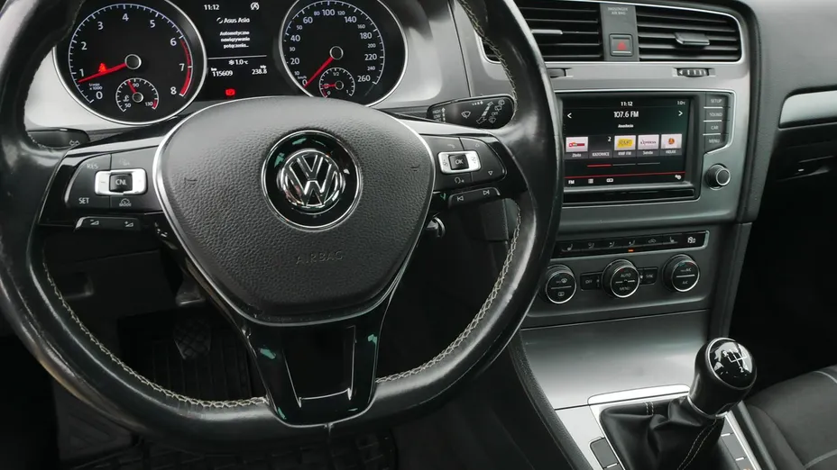 VOLKSWAGEN Golf -