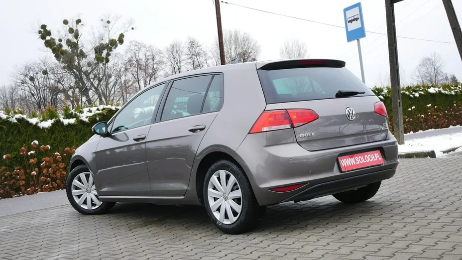 VOLKSWAGEN Golf -