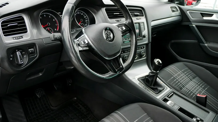 VOLKSWAGEN Golf -
