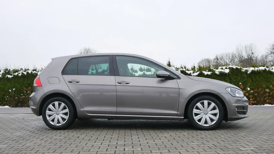 VOLKSWAGEN Golf -