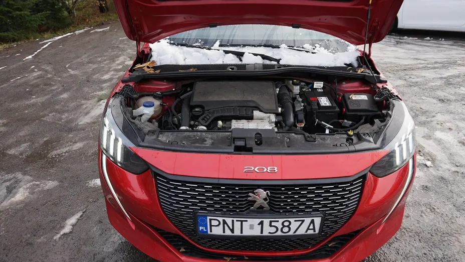 PEUGEOT 208 -
