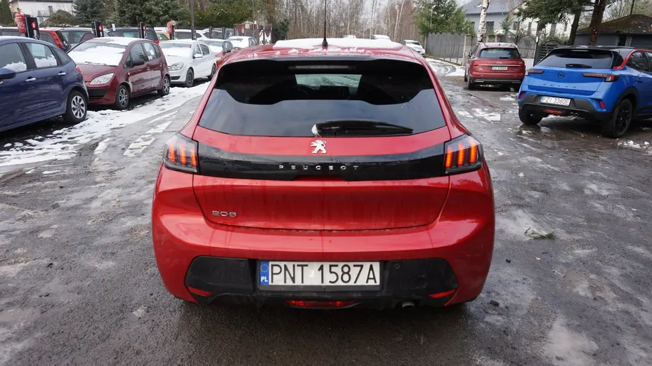 PEUGEOT 208 -