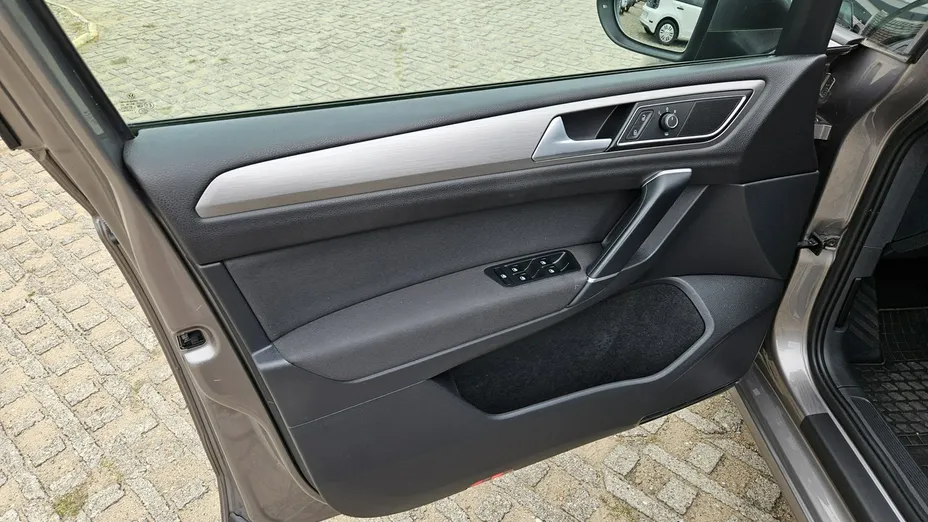 VOLKSWAGEN Golf Sportsvan -