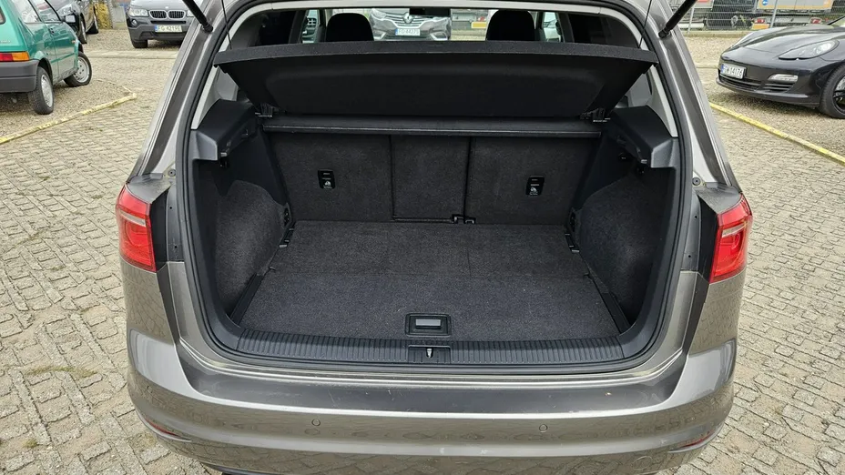 VOLKSWAGEN Golf Sportsvan -