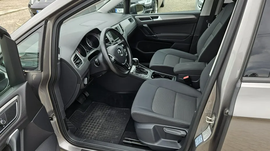 VOLKSWAGEN Golf Sportsvan -