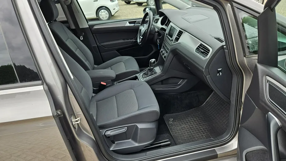 VOLKSWAGEN Golf Sportsvan -