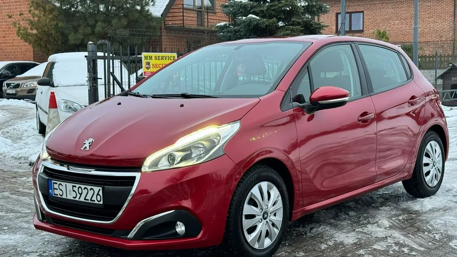 PEUGEOT 208 -