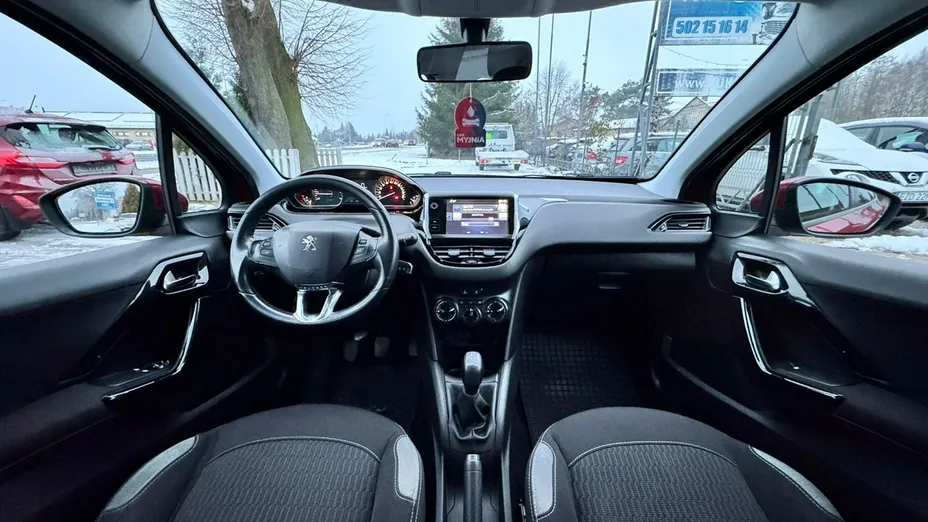 PEUGEOT 208 -