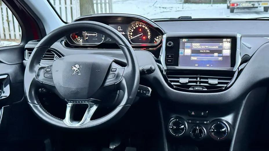 PEUGEOT 208 -
