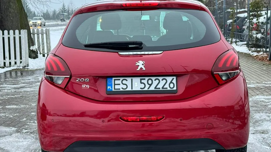 PEUGEOT 208 -