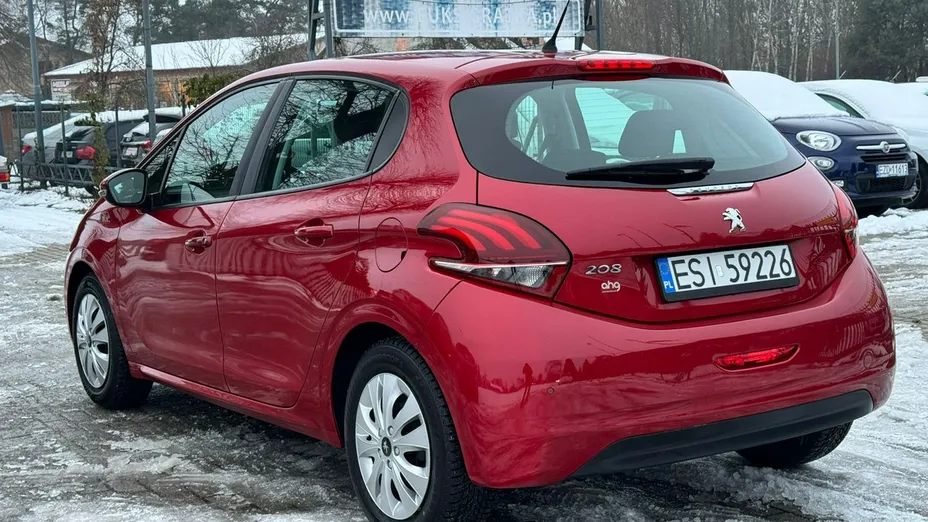 PEUGEOT 208 -