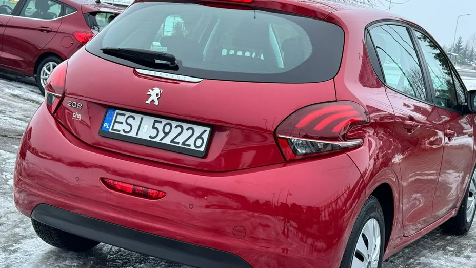 PEUGEOT 208 -