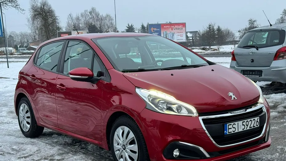 PEUGEOT 208 -