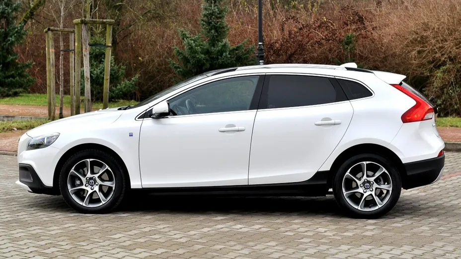 VOLVO V40 -