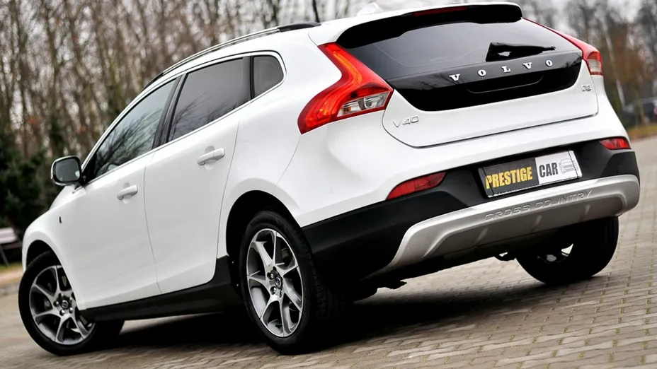 VOLVO V40 -