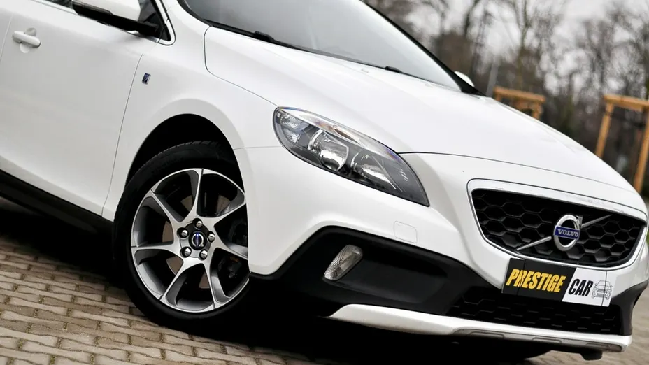 VOLVO V40 -