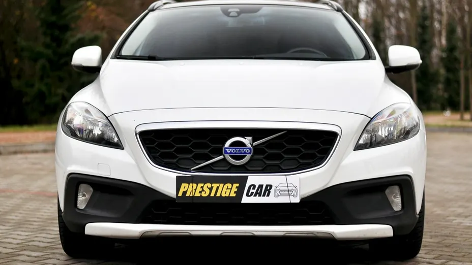 VOLVO V40 -