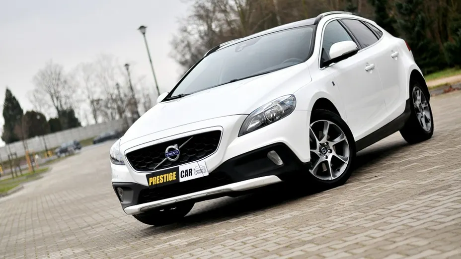 VOLVO V40 -