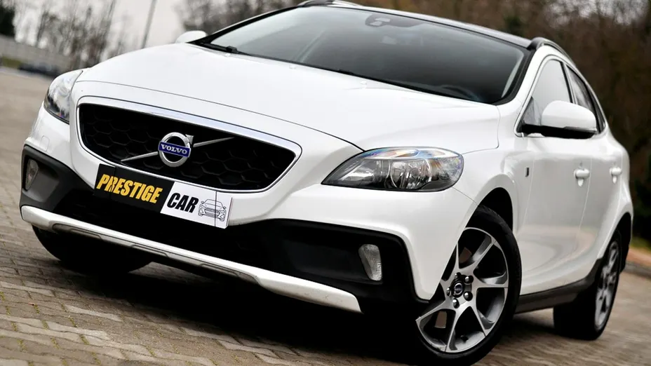 VOLVO V40 -