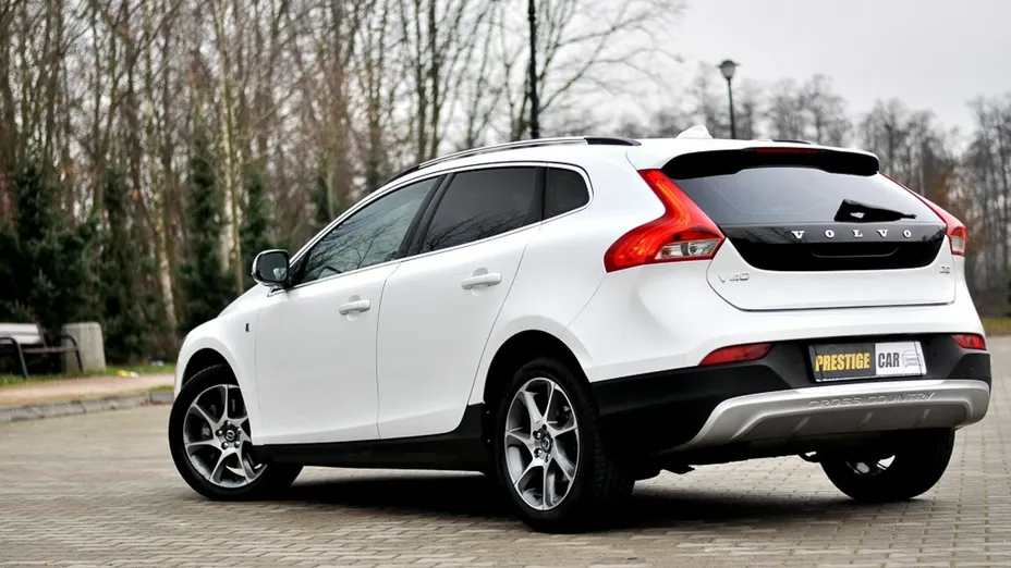 VOLVO V40 -