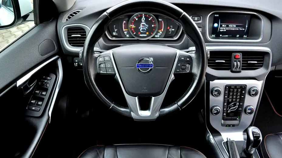 VOLVO V40 -