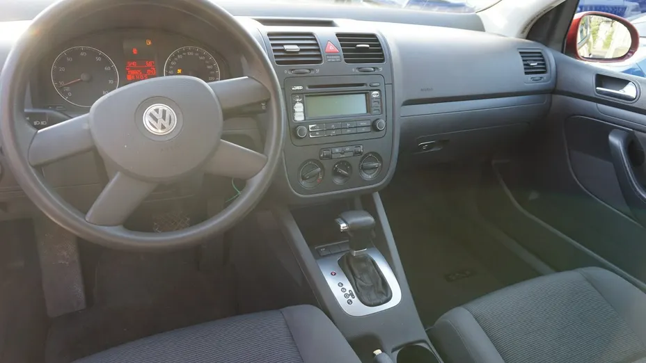 VOLKSWAGEN Golf -
