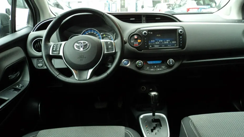 TOYOTA Yaris -
