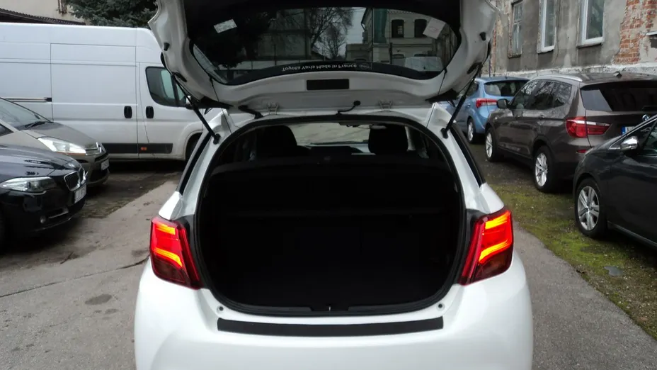 TOYOTA Yaris -
