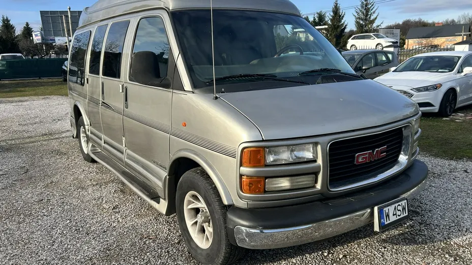 GMC Savana -