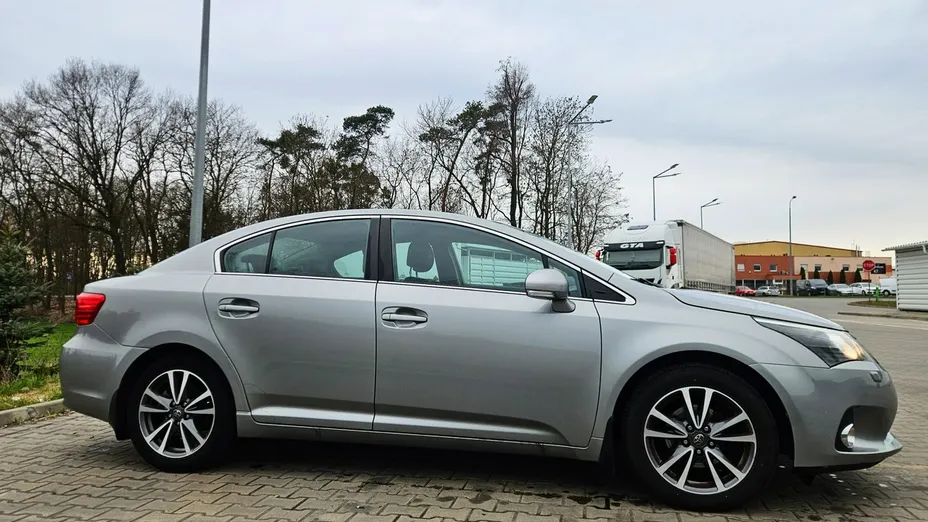 TOYOTA Avensis -