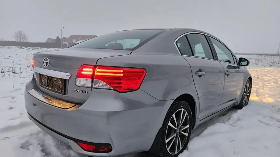 TOYOTA Avensis -