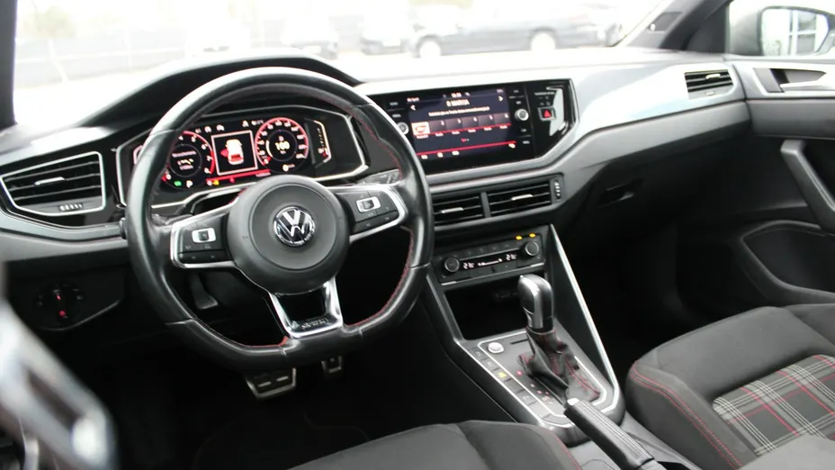 VOLKSWAGEN Polo -