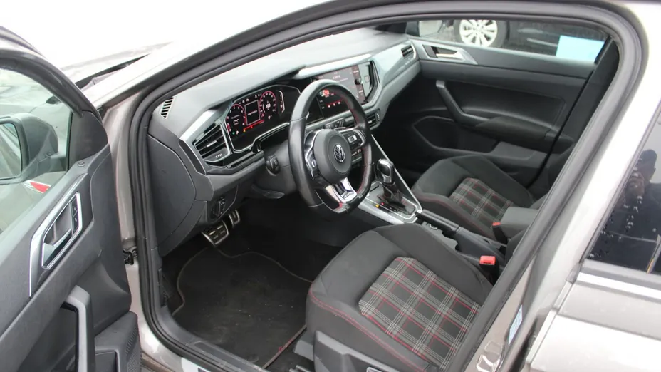 VOLKSWAGEN Polo -