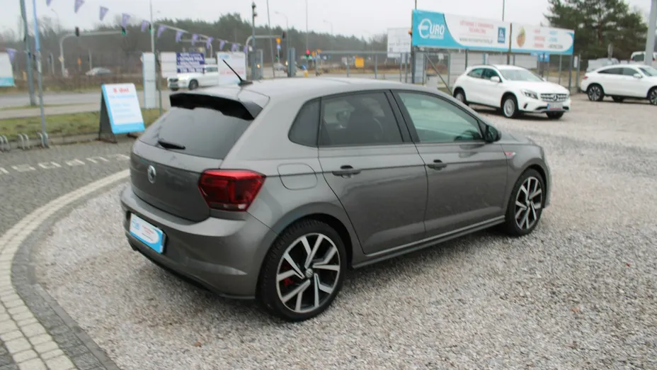 VOLKSWAGEN Polo -
