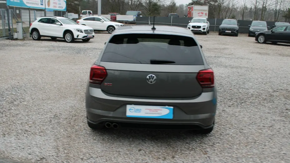 VOLKSWAGEN Polo -